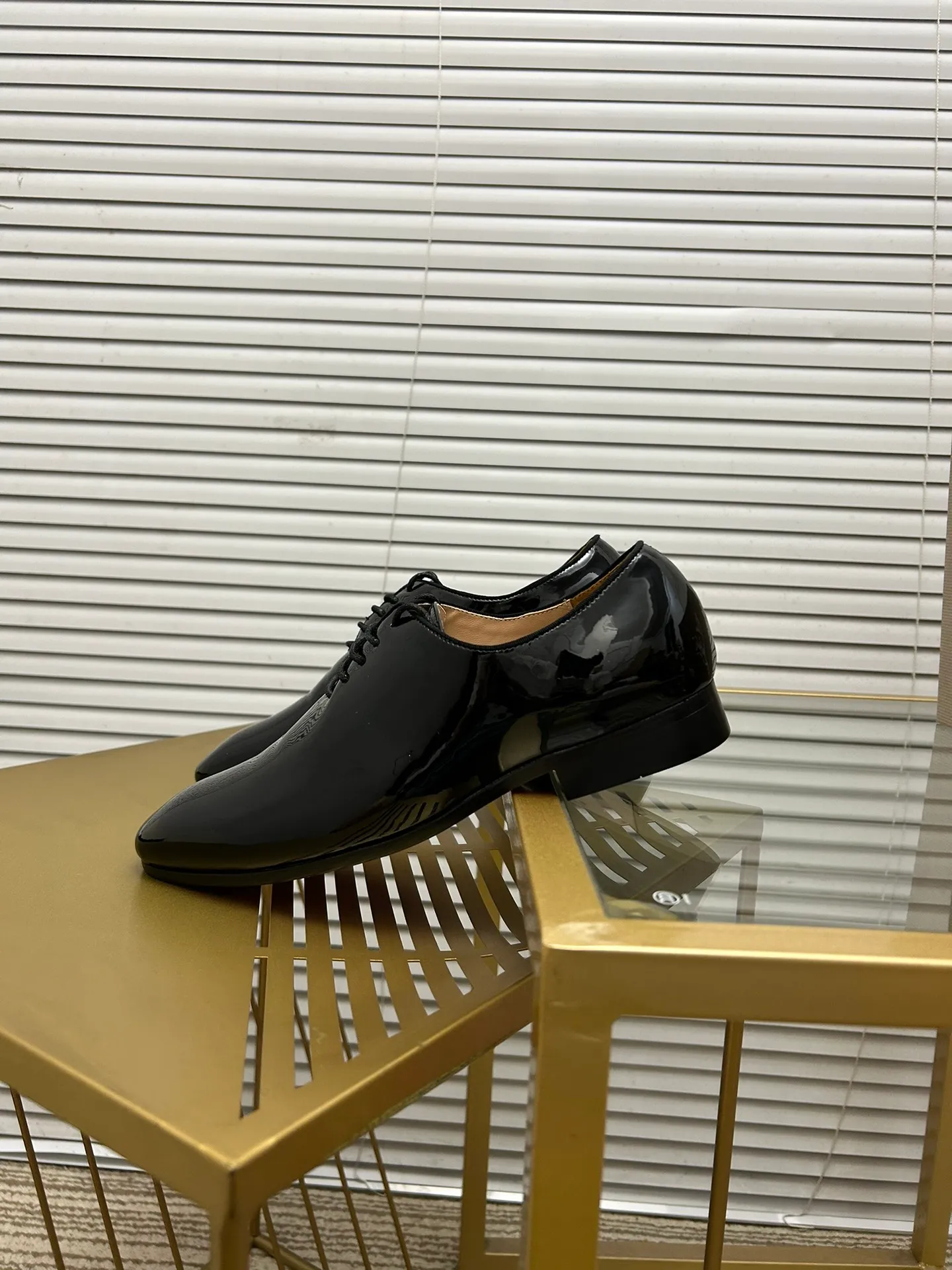 (Customized model) Ex-factory price is 500. christian louboutin (CL red sole shoes) counter series, casual leather shoes for couples 📢 📢 📢 Exclusive hot style release 🎈🎈💪 Movable latex feet 👻 Finished outsole line [Proud] 😝Female 35-40# Male 38#-46, global supply😝 [Top version]: Original imported genuine leather upper, top original leather lining, original molded TPU outsole, original 1:1 detail processing, original shoe last,